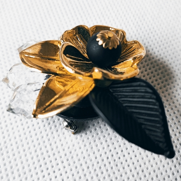 Shiny Gold Tone Brooch Matte Black Leaf Clear Lucite Faceted Accents Vintage - Picture 3 of 10